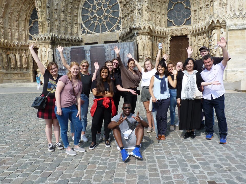 Etudiants devant la Cathédrale