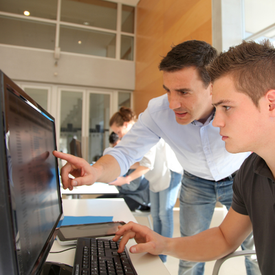 étudiant devant un écran