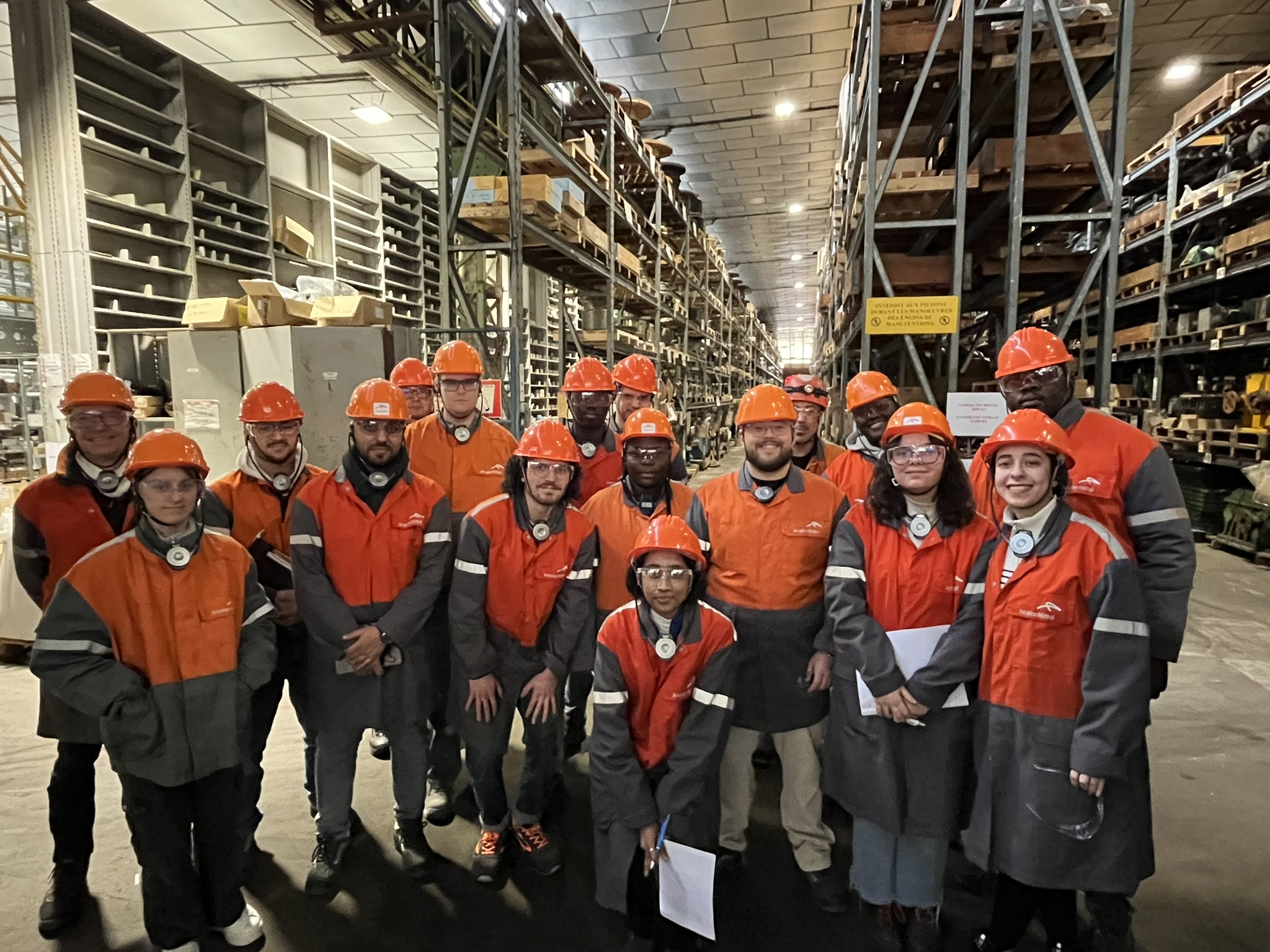 Photo de groupe dans une usine