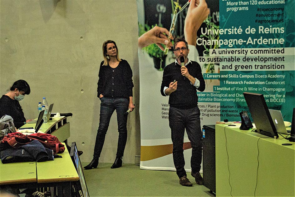 Gérard Liger-Belair et Clara Cilindre présentent leurs travaux aux enseignants dans le cadre de l'année de biologie.