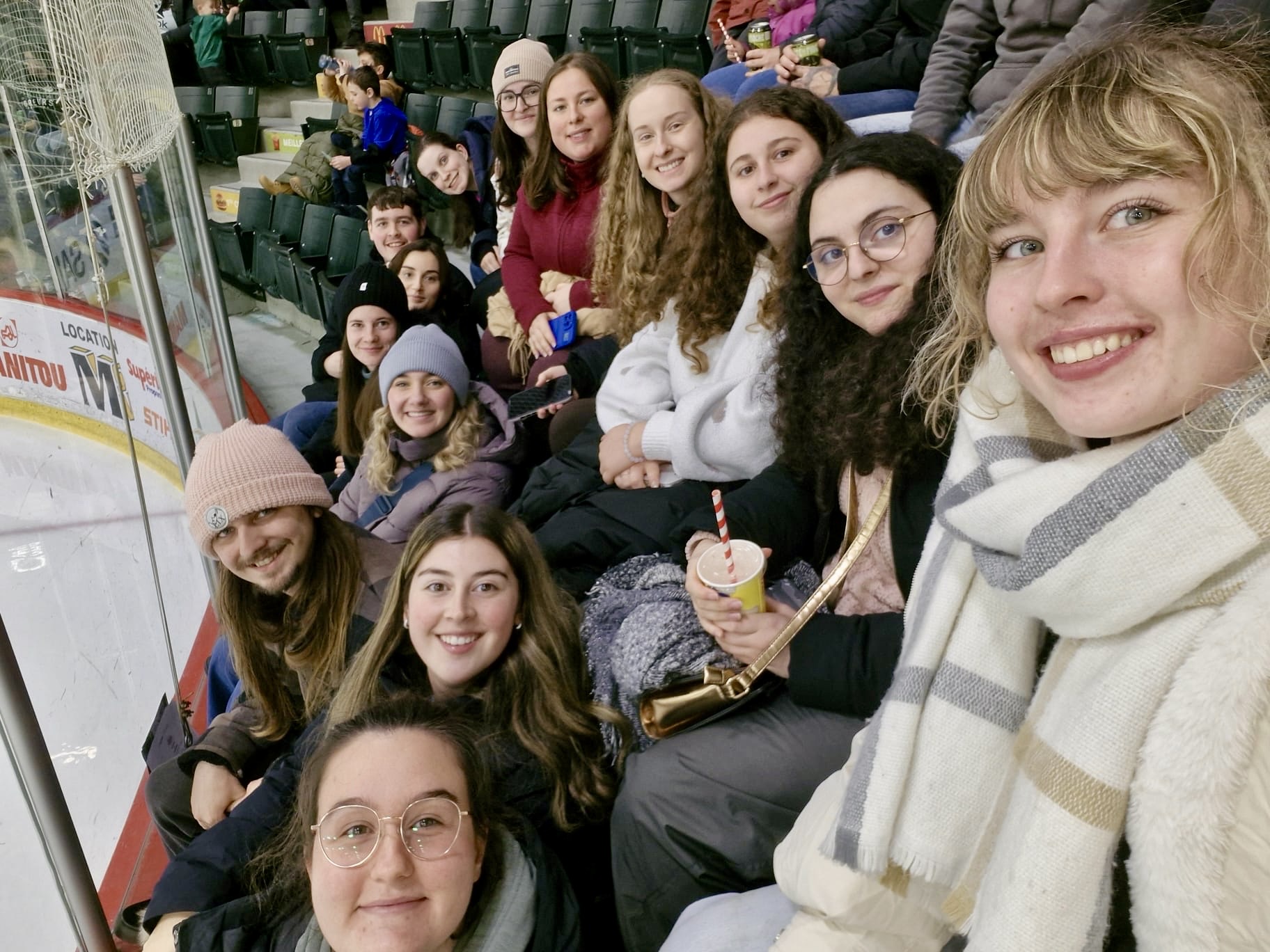 Les étudiants français et canadiens  assistent à un match de hockey sur glace, sport national au Canada