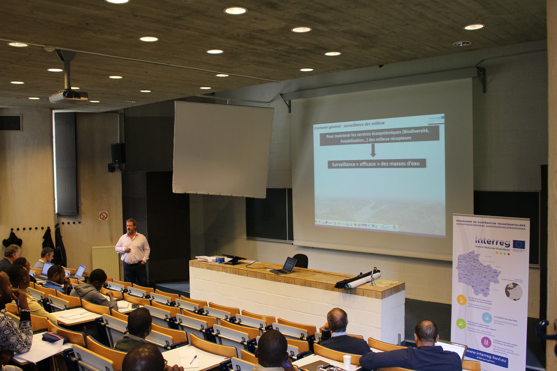 Présentation du projet DIADeM à des étudiants dans un amphithéâtre