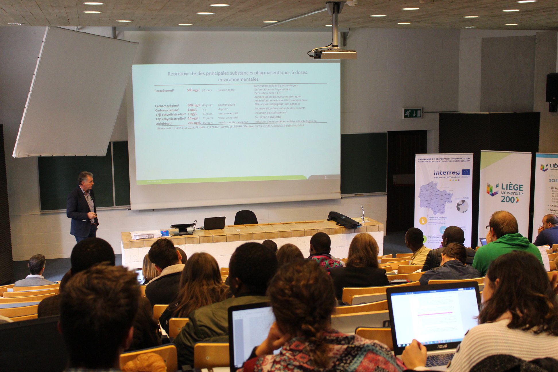 Présentation du projet DIADeM à des étudiants dans un amphithéâtre