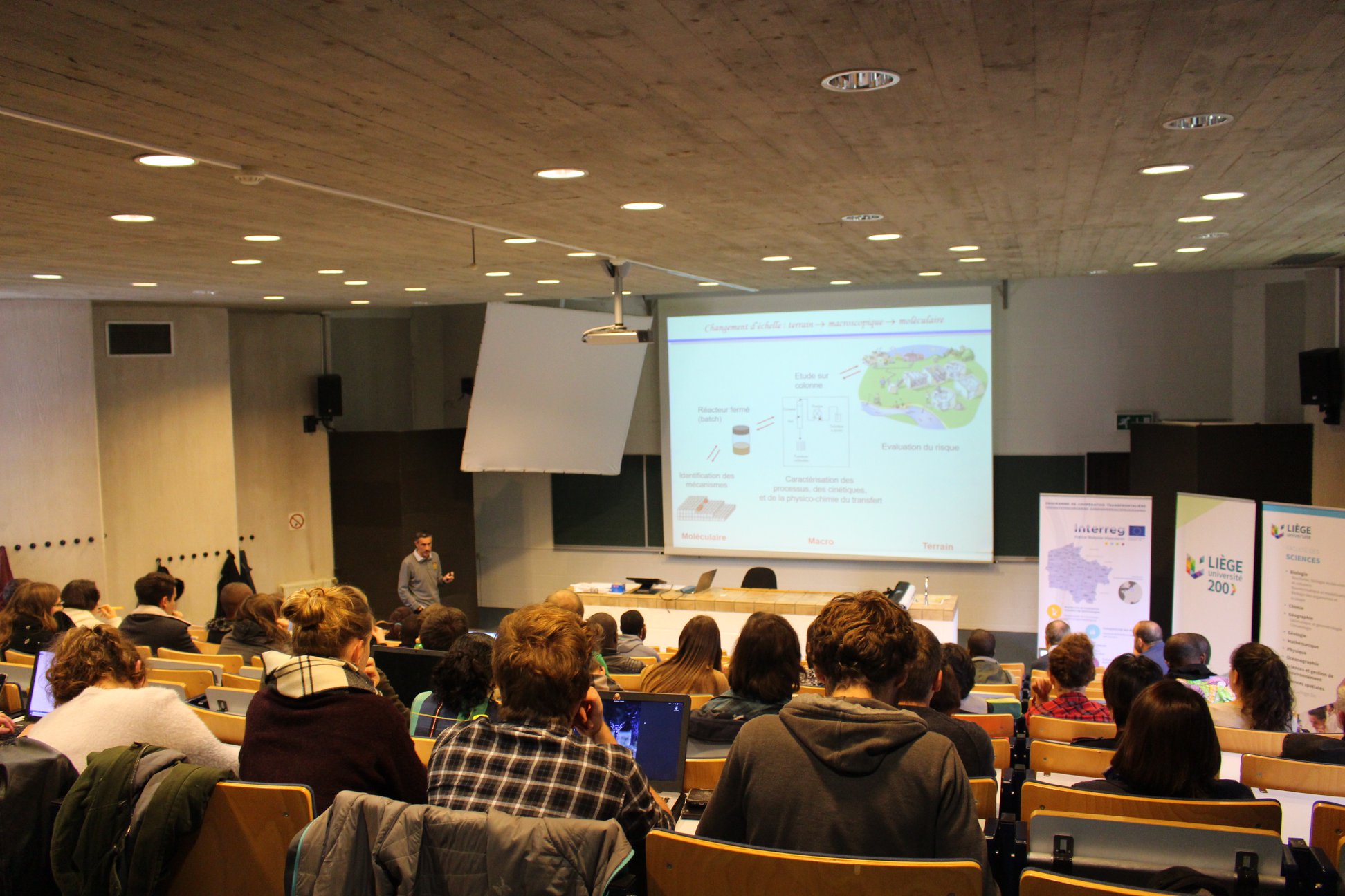 Présentation du projet DIADeM à des étudiants dans un amphithéâtre