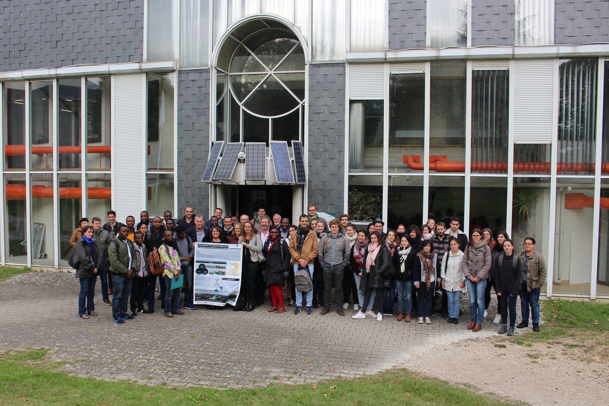 Photo de groupe avec l'ensemble des étudiants et intervenants