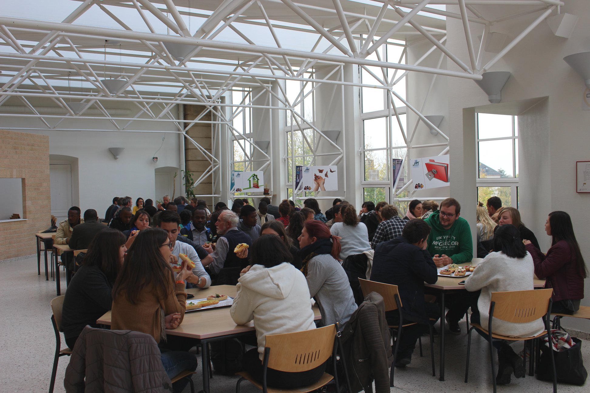 Les étudiants et partenaires mangent à la cafétéria