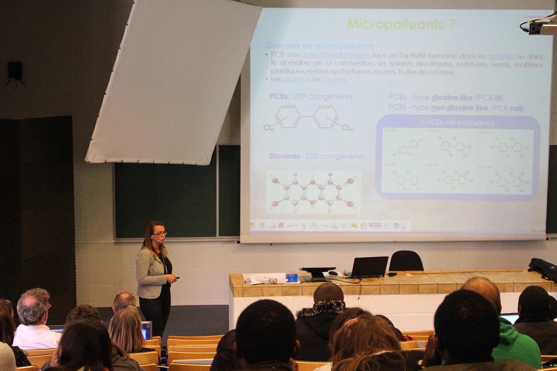 Présentation du projet DIADeM à des étudiants dans un amphithéâtre