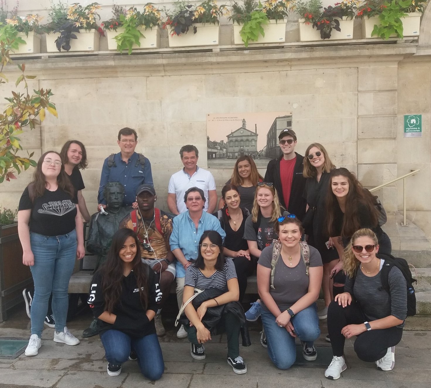 Etudiants et enseignants souriants, photo en plein air