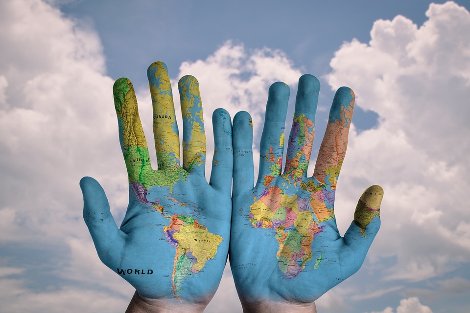 carte du monde peinte sur des mains