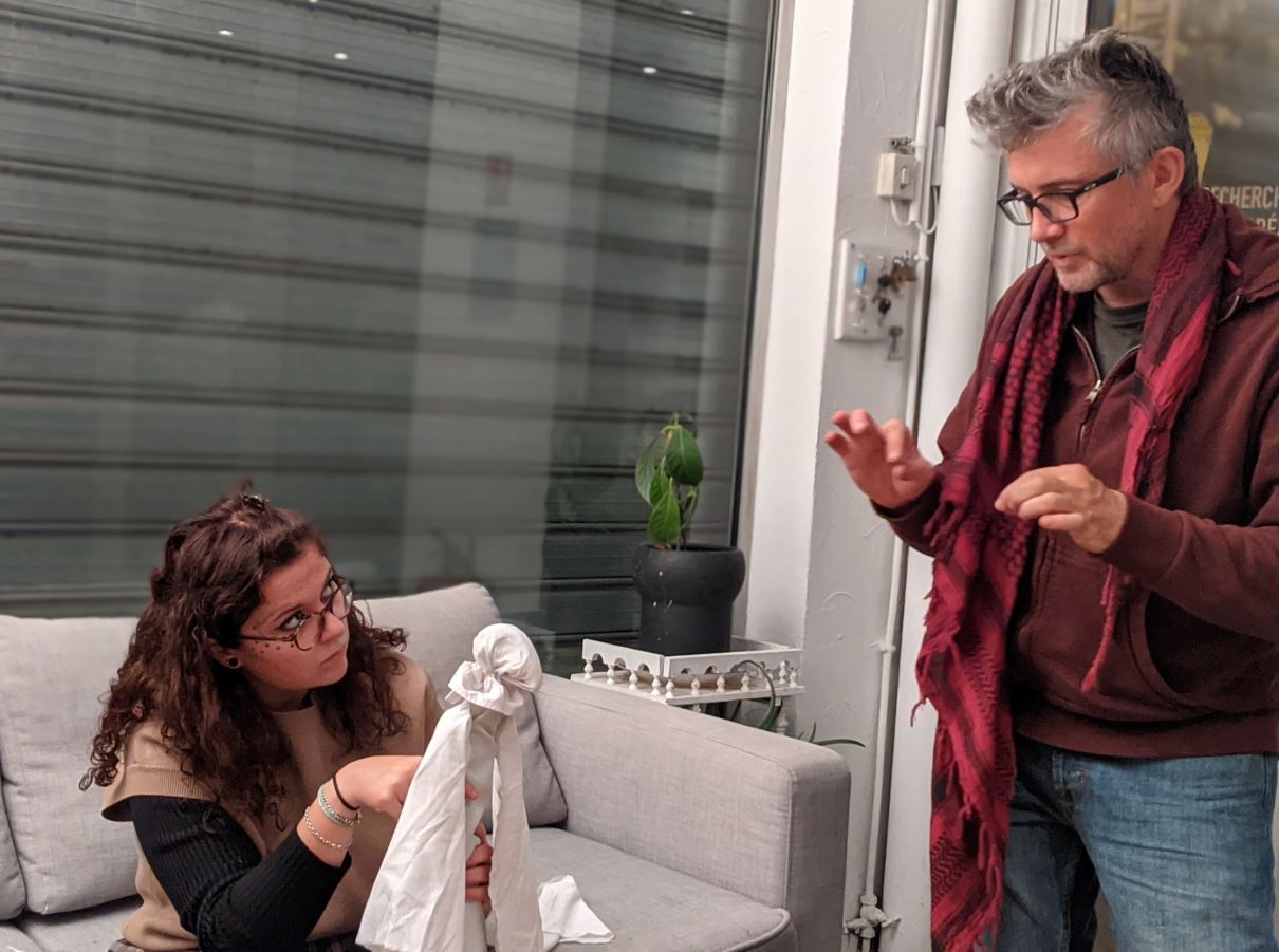 Intervenant qui explique à étudiante(jpg, 131ko)