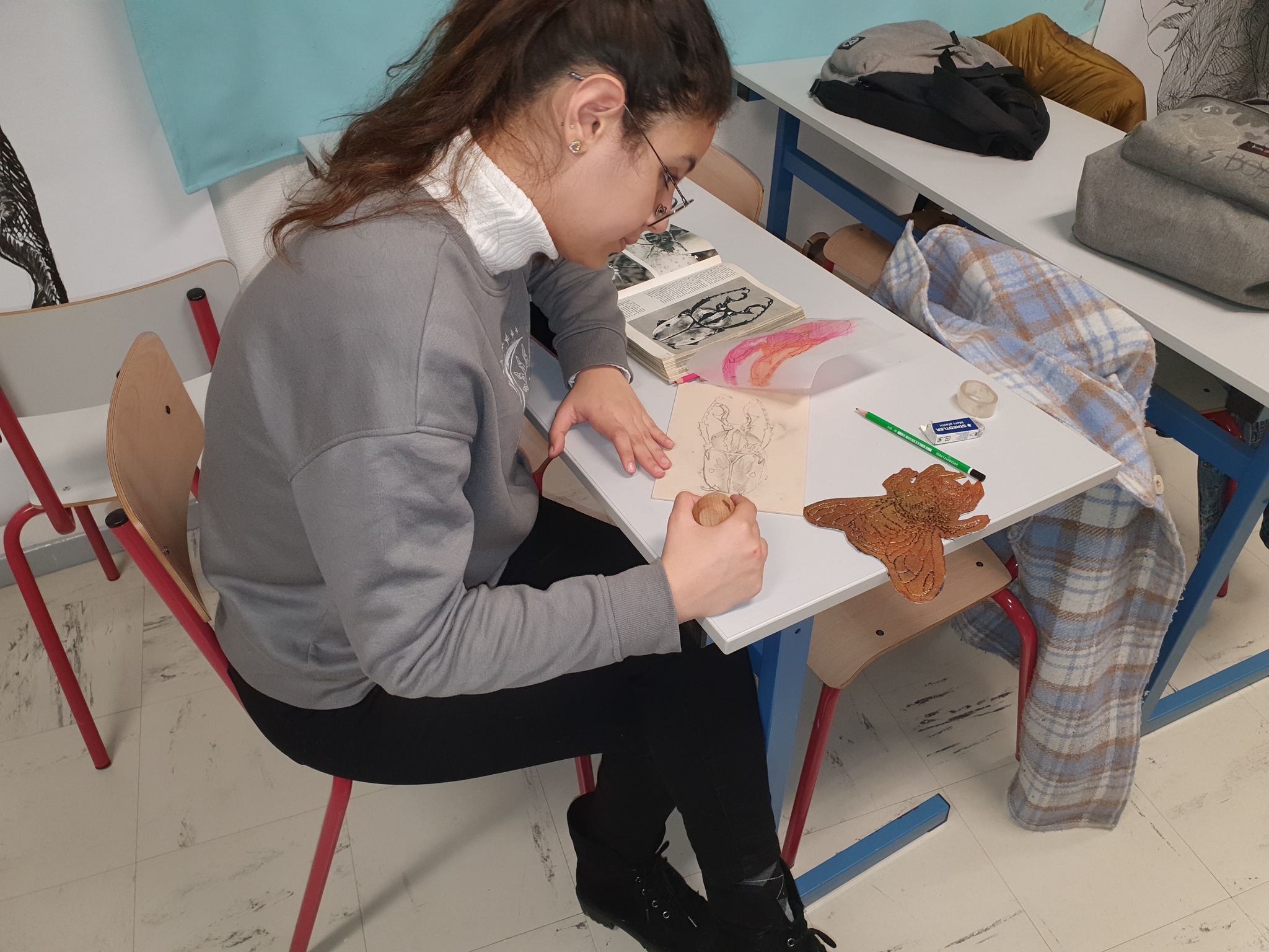 étudiantes sur une table(jpg, 667ko)