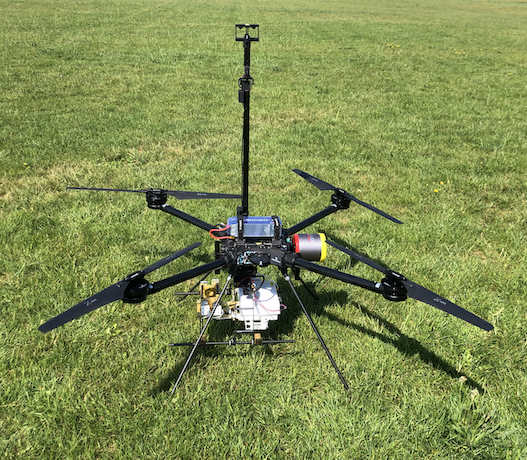 Drone posé sur l'herbe