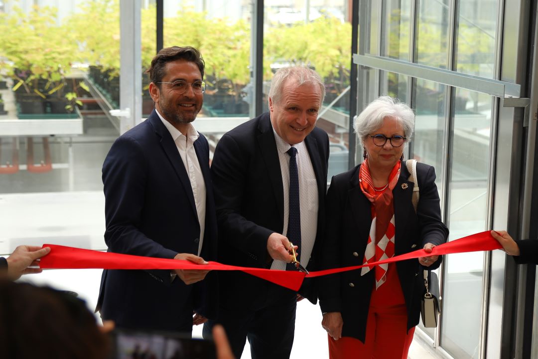 Inauguration des nouvelles serres de RIBP - découpe du ruban