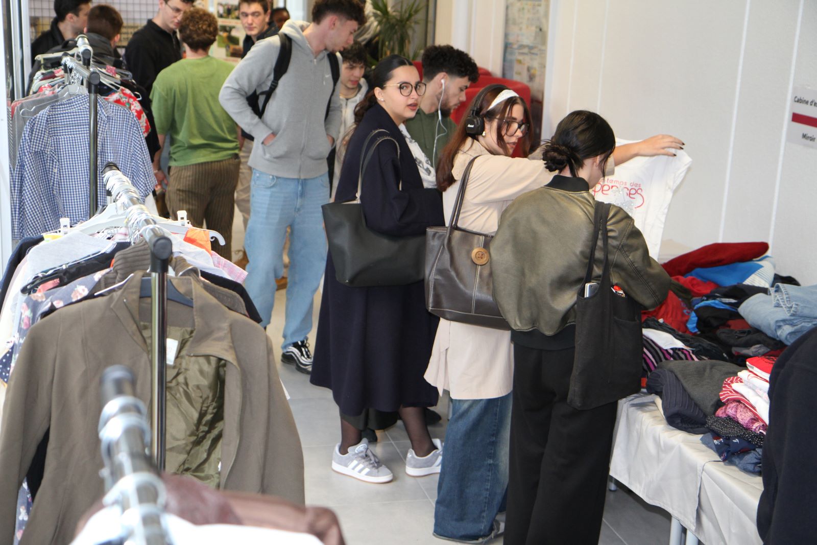 Bilan des gratiferias et du vide-dressing solidaire à l'URCA