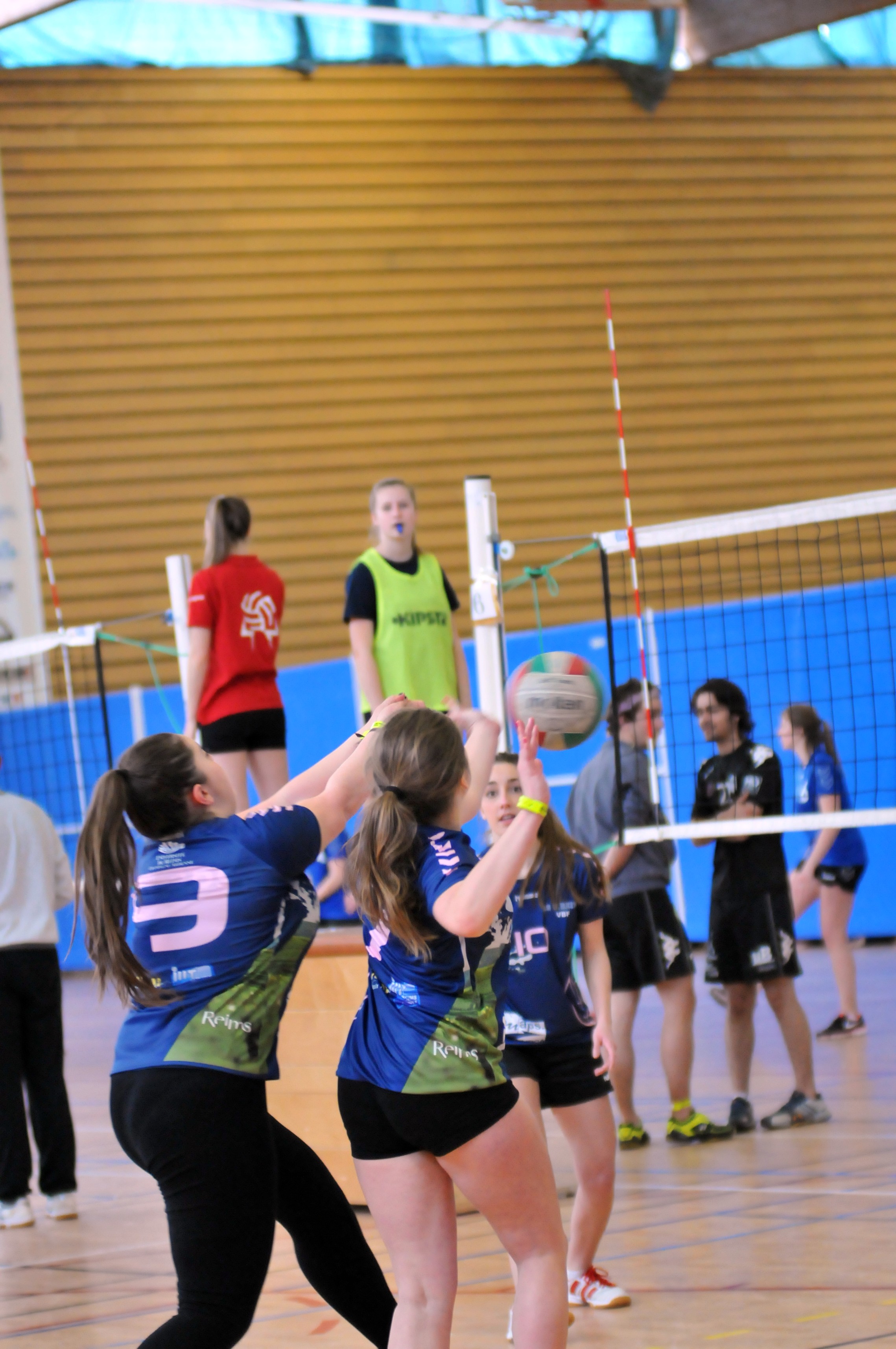 Filles jouant au volley