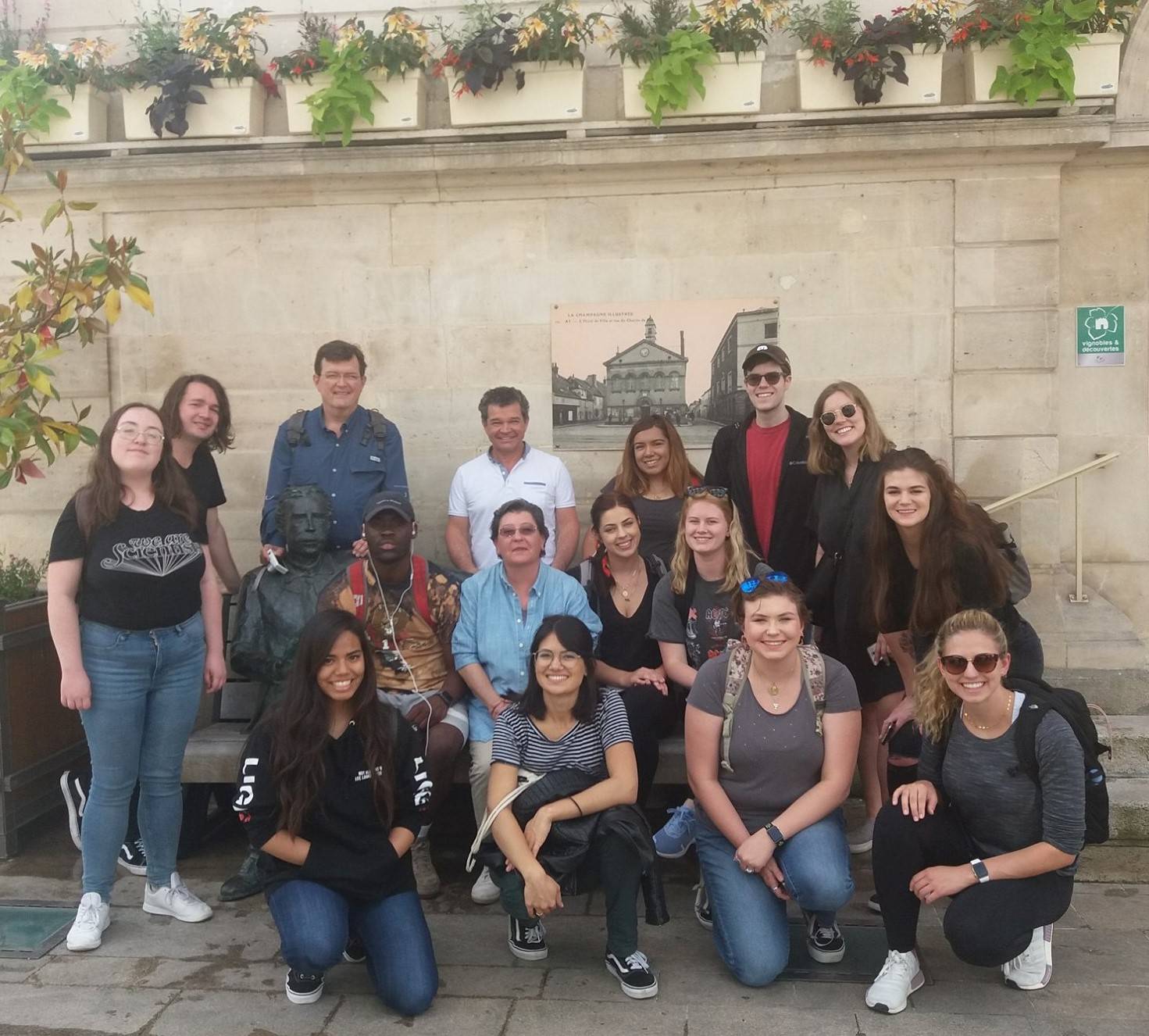 Etudiants et enseignants souriants, photo en plein air