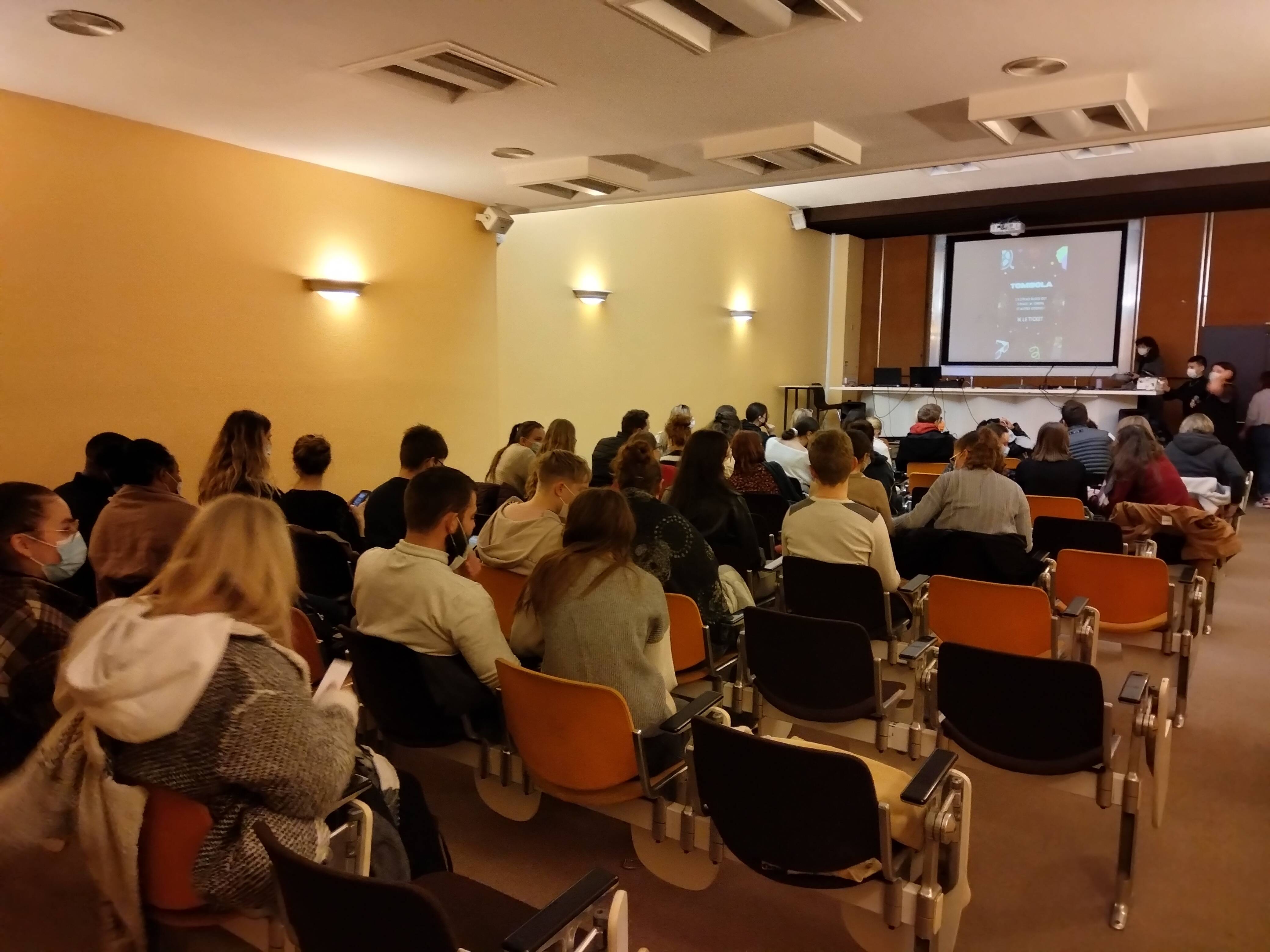 vue salle pleine (jpg, 689ko)