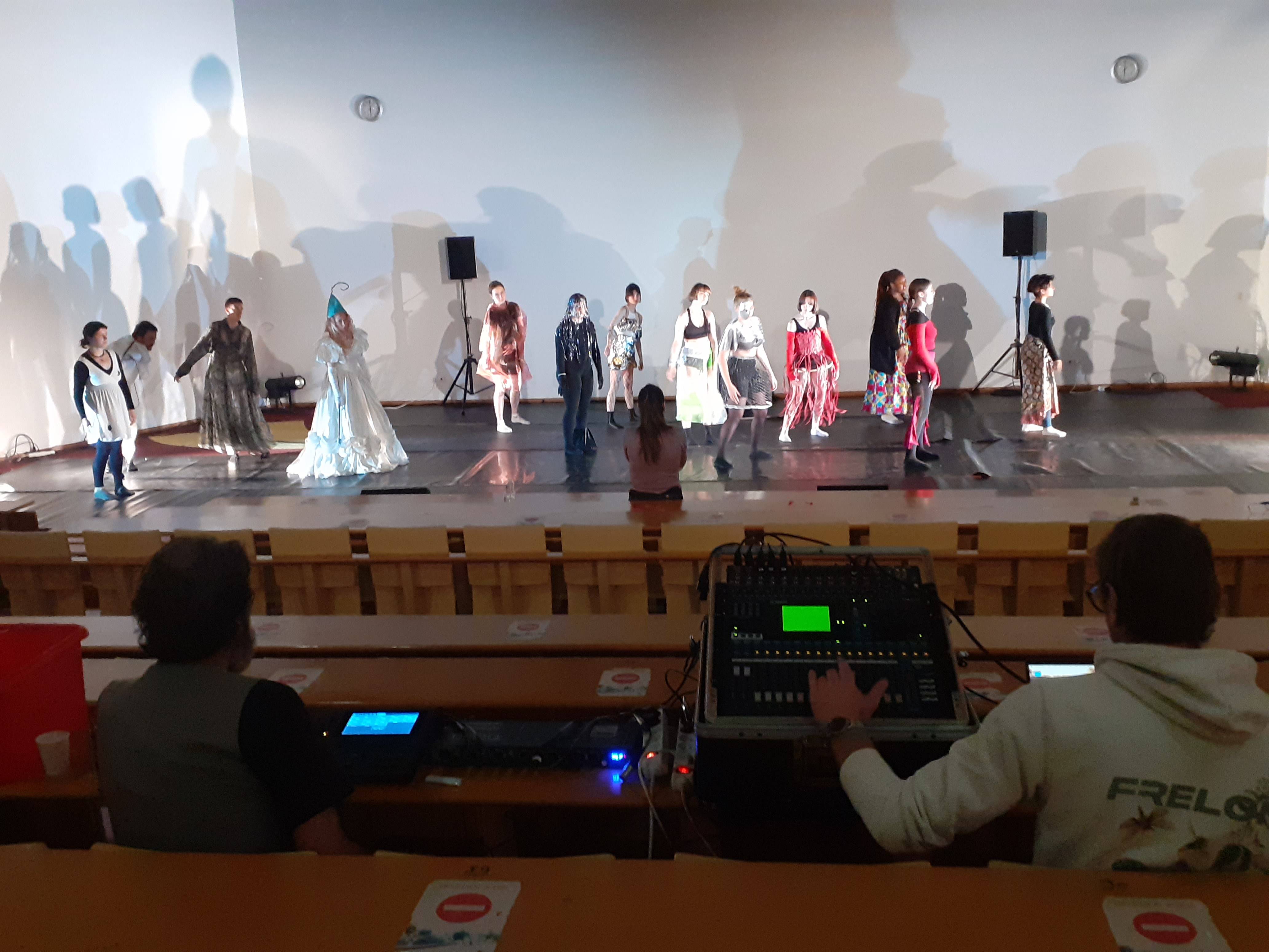 Troupe danse (jpg, 738ko)
