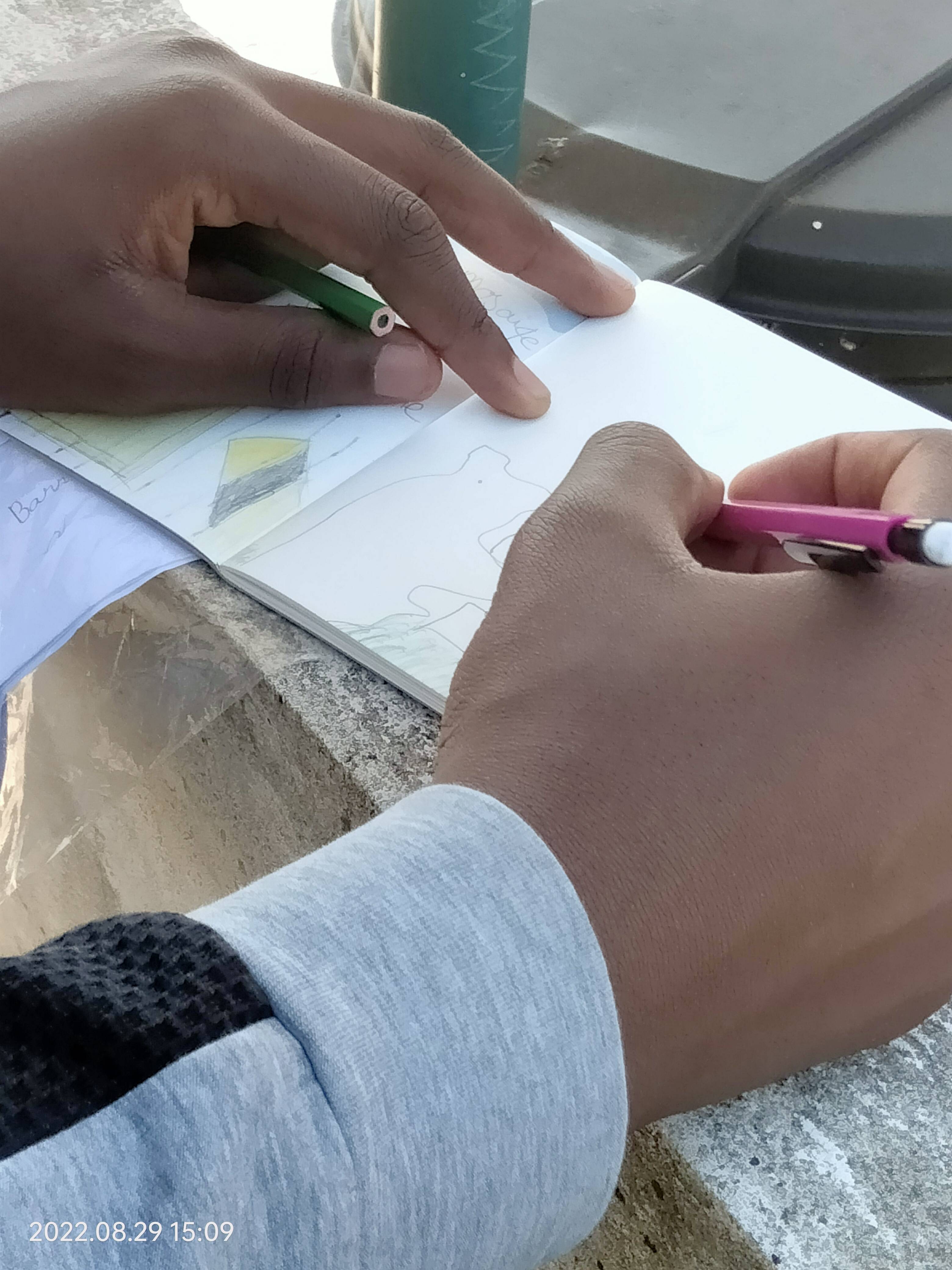 Gros plan mains dessin (jpg, 818ko)