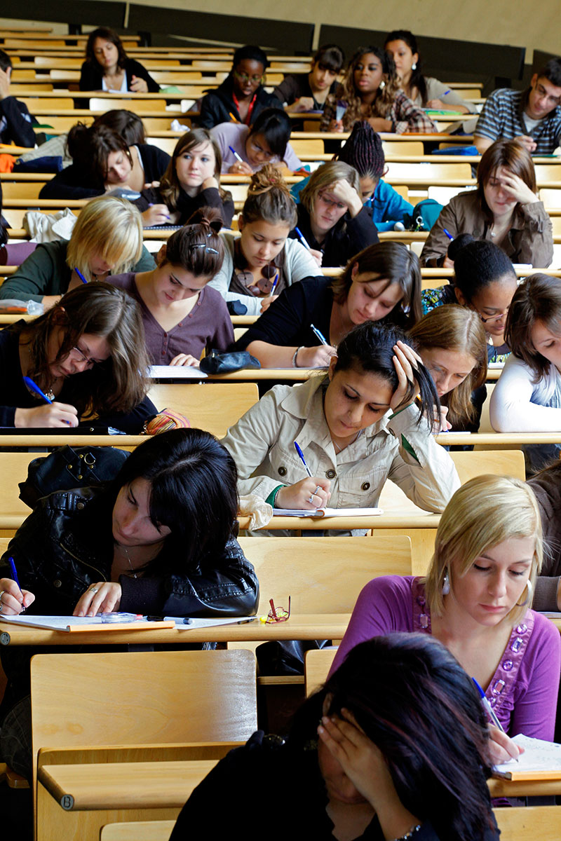 Etudiants en amphi croix-rouge