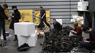 Etudiants dans un atelier cultuel