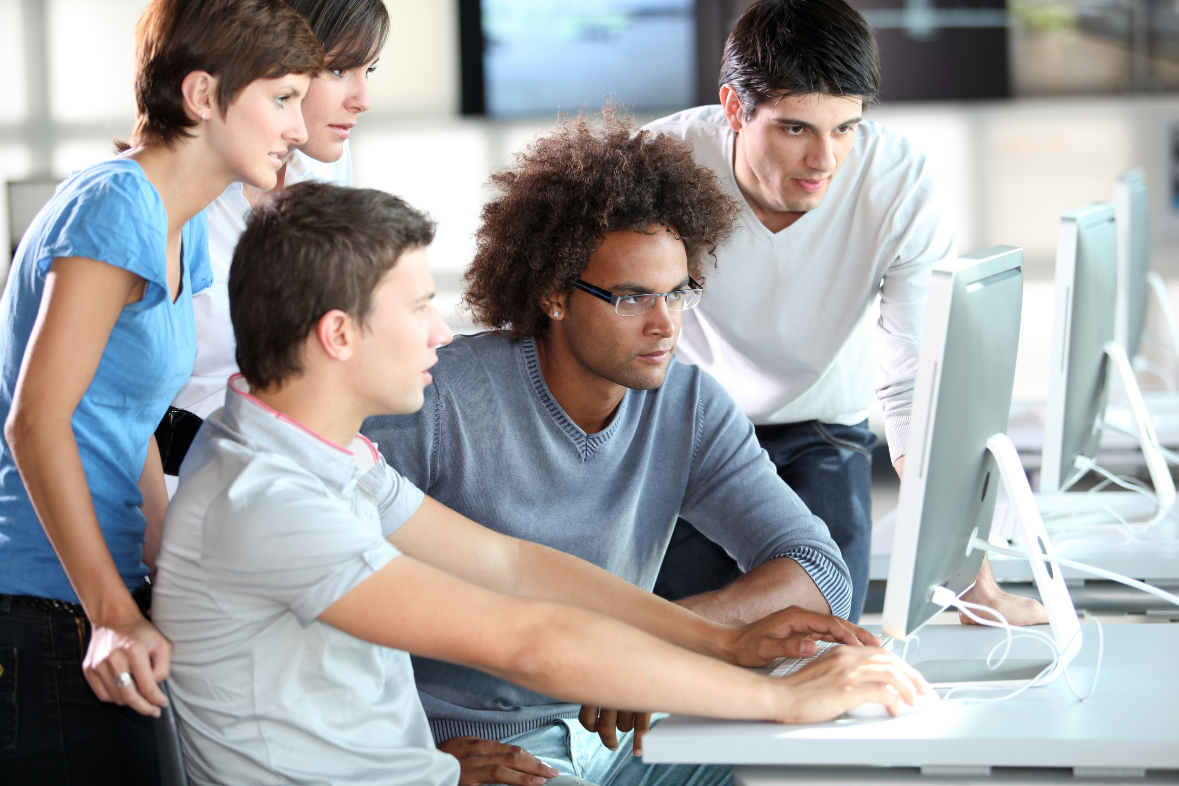 Etudiants devant un ordinateur