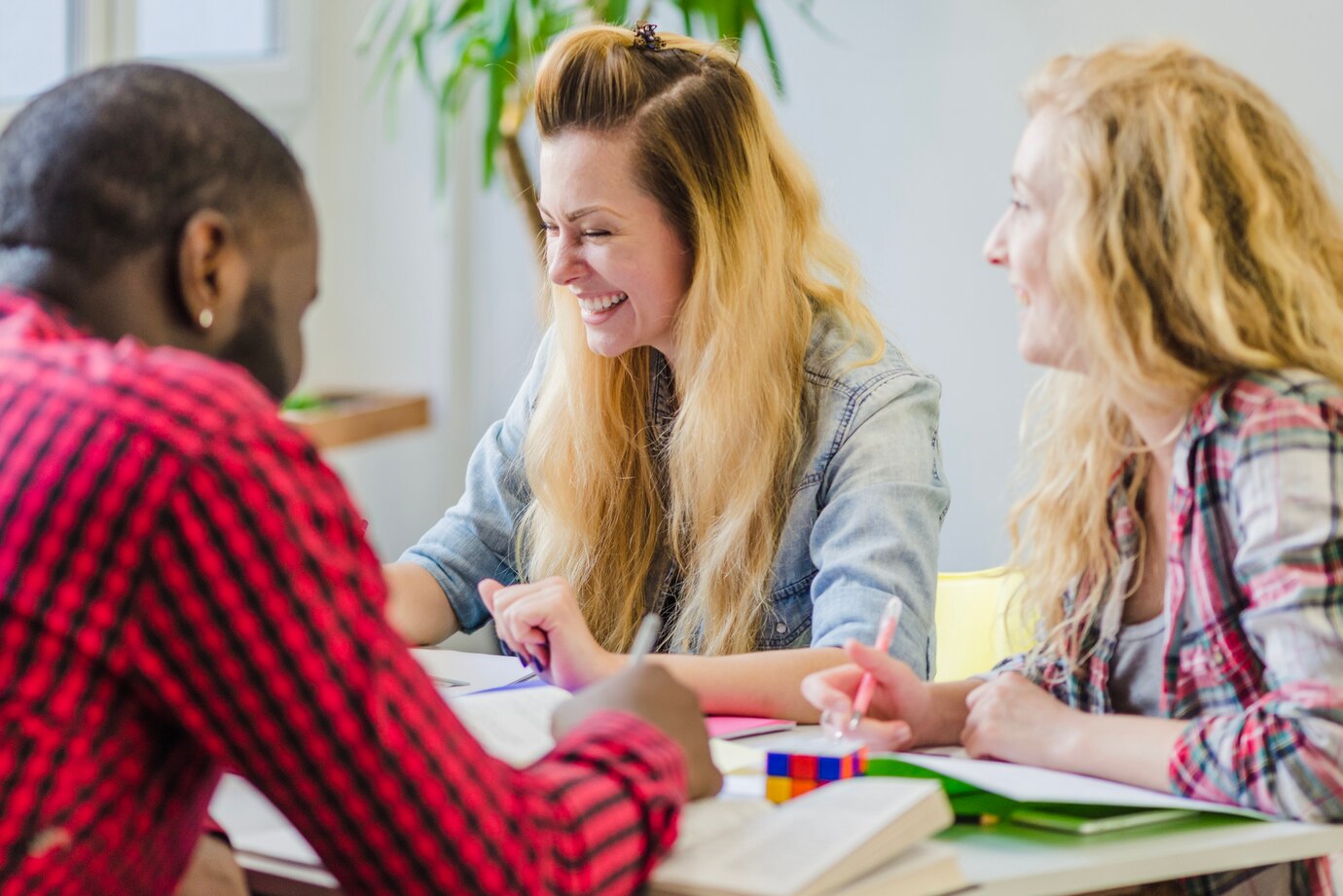 Jeunes enthousiastes qui travaillent en équipe