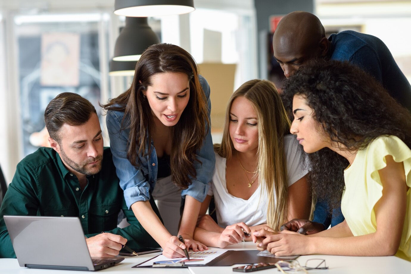 Groupe d'étudiants multi-ethnique qui travaillent ensemble