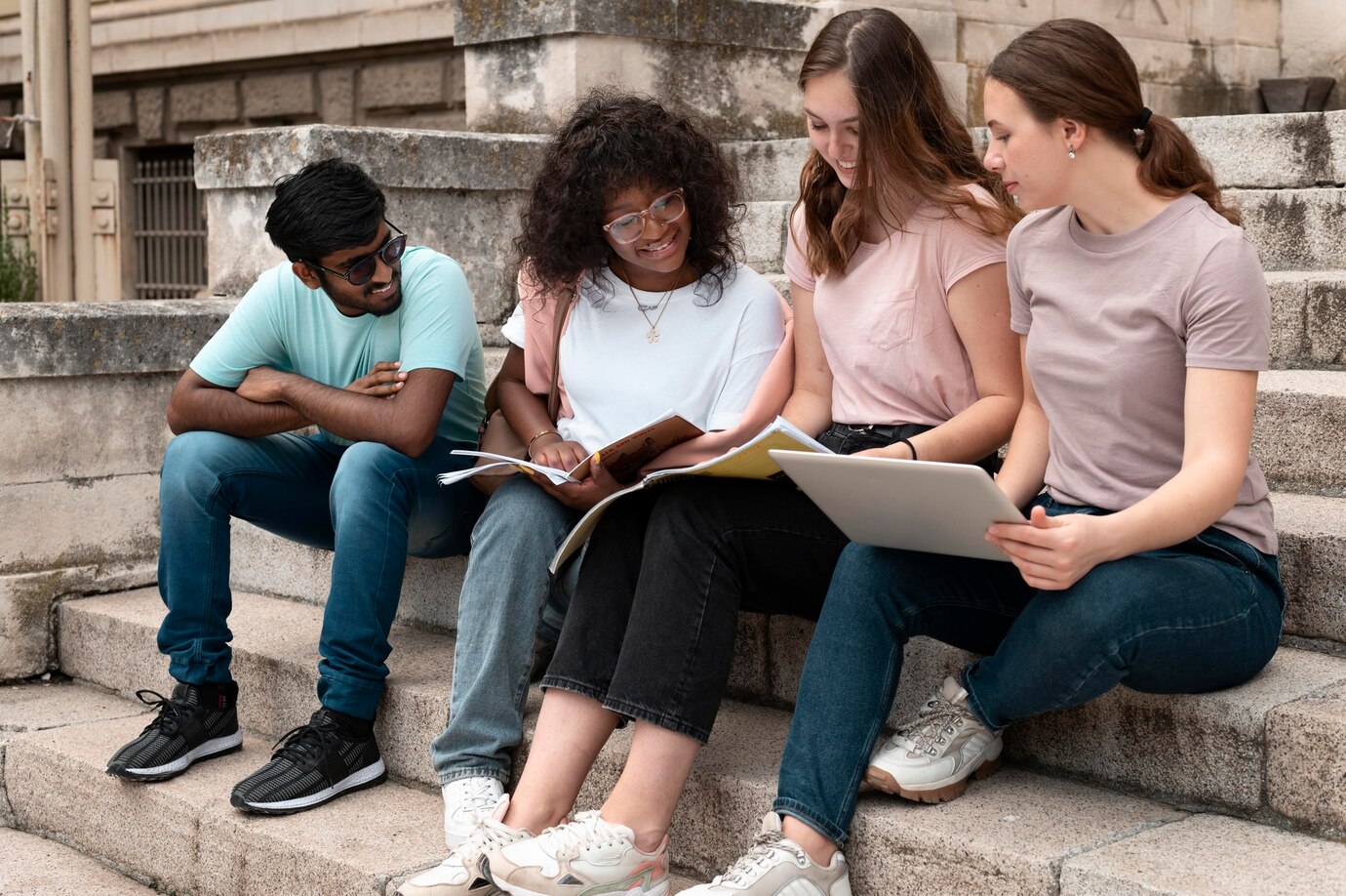Jeunes étudiants qui révisent ensemble dans la bonne humeur