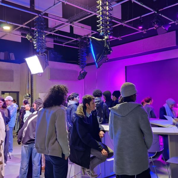 élèves en découverte show room