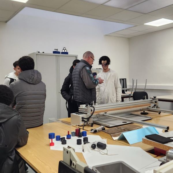 élèves en atelier technique