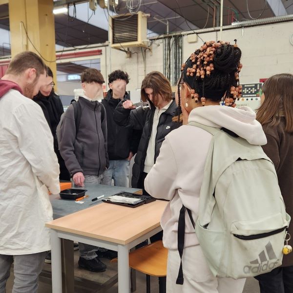 élèves en atelier technique