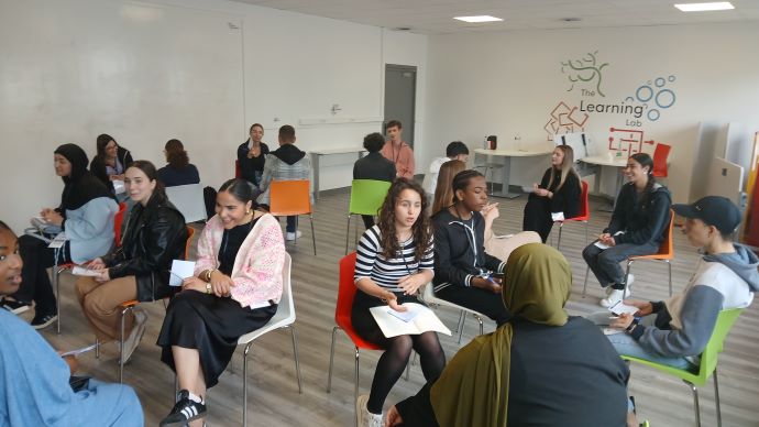 Lycéens avec des étudiants de l'IUT de Troyes en atelier "défi paroles" animé par Ahmed Serend
