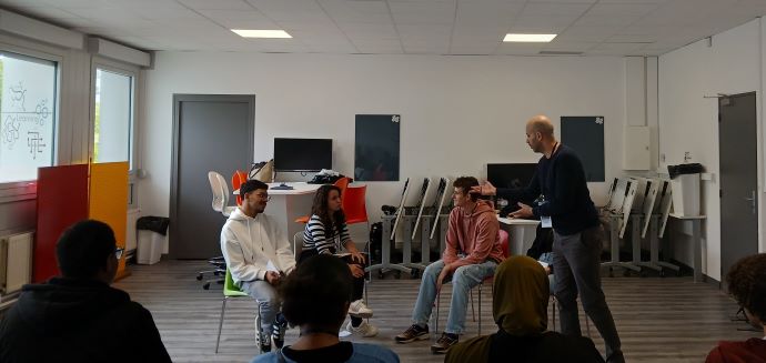 Lycéens avec des étudiants de l'IUT de Troyes en atelier "défi paroles" animé par Ahmed Serend