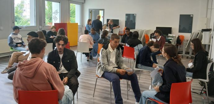 Lycéens avec des étudiants de l'IUT de Troyes en atelier "défi paroles" animé par Ahmed Serend