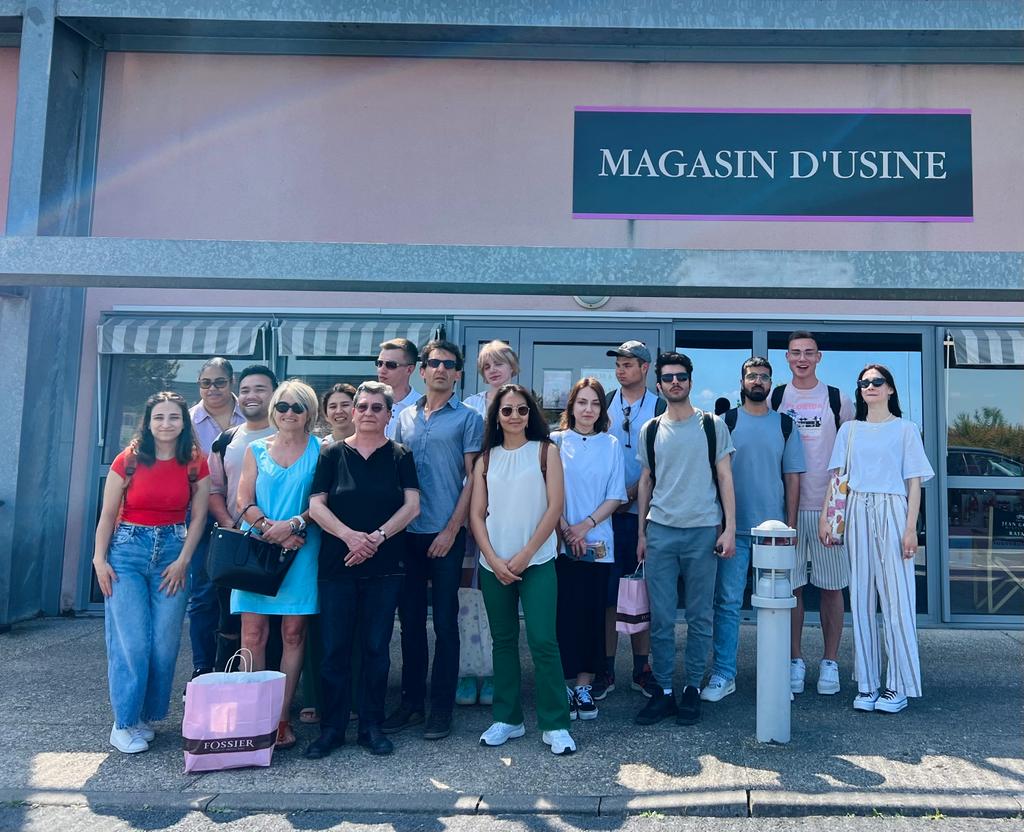 Etudiants et enseignants à l'usine Fossier