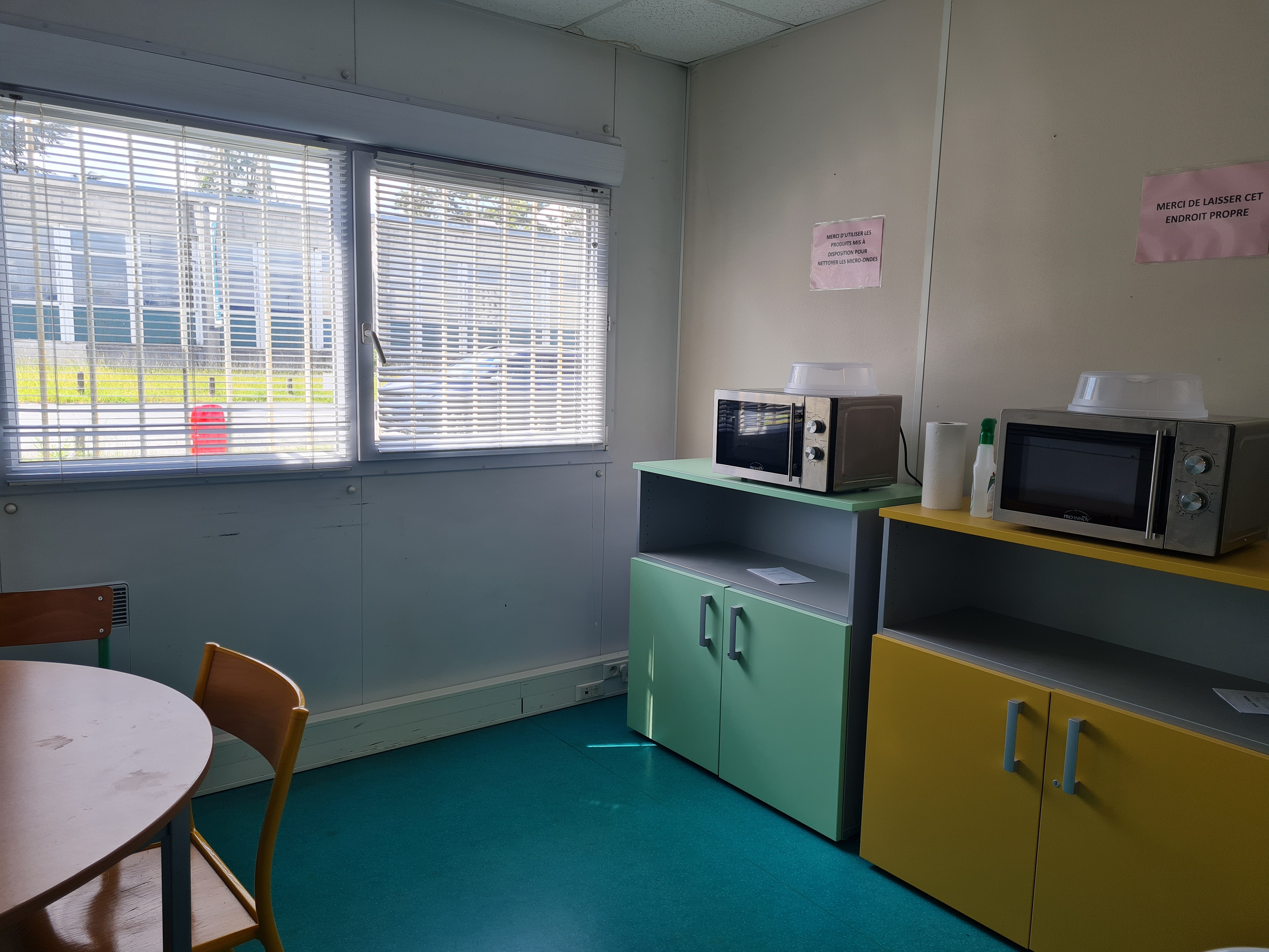 Salle avec micro-ondes au CIEF