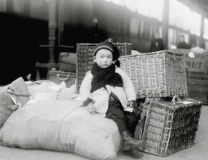 Enfant dans une gare, début 20e siècle (Gallica/BnF) Enfant dans une gare, début 20e siècle (Gallica/BnF)