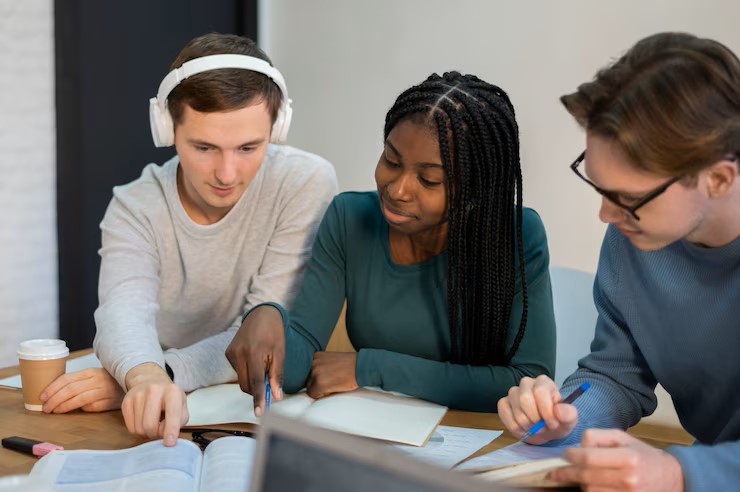 collègues-étudiants-ensemble-pendant-étude-groupe qui s'entraident