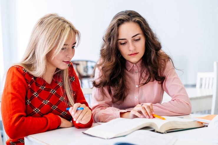 jeunes-femmes-preparant-examen
